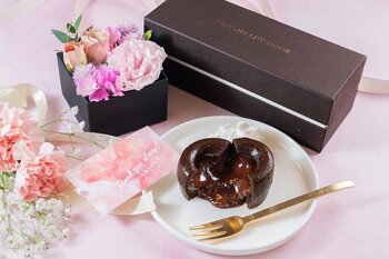 母の日に“特別なひととき”を贈る、HUGEst.の限定ギフトが今年も登場！「選べるフラワーボックスとフォンダンショコラ3個セット」を4月10日より数量限定・期間限定で販売。