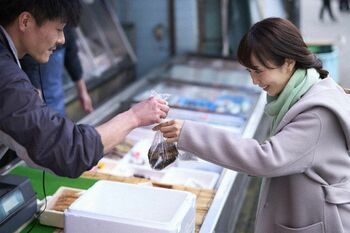 父・源太郎（吉田鋼太郎）のアドバイスを受け貝を買った長女・由香（木南晴夏）だが…『おいハンサム!!』第3話予告