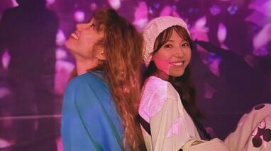 若槻千夏とpeco背中合わせ幻想的なショットを公開！2家族で豊洲の