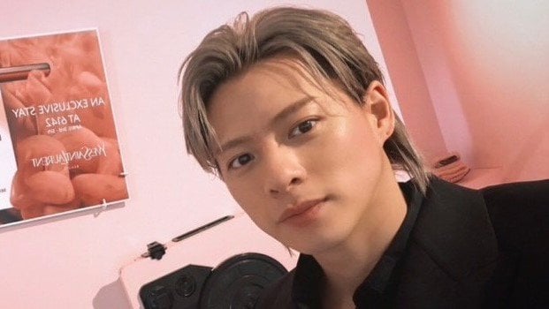 「写真集かな？」平野紫耀 YSL“秘密のホテル”で色気漂う黒スーツ姿を披露！ヌーディピンクな世界観に「一緒にチェックインいいっすか！？」