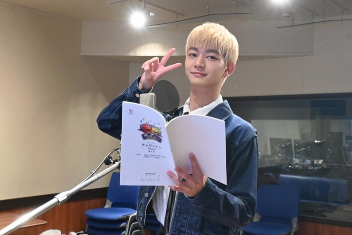 【写真】初めてのアフレコで笑顔を見せる吉澤要人の写真を見る