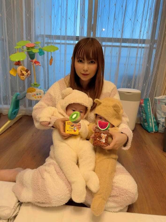 【画像】「おしりと足がたまらない！」中川翔子の生後4ヵ月双子が“カステラの妖精”にそっくり！？なショットを見る