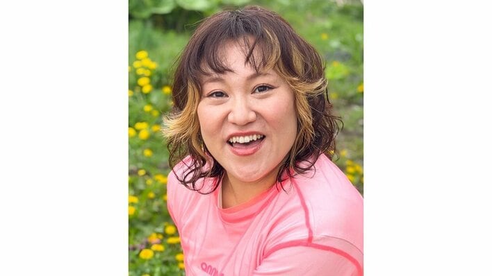 バービー  地元・北海道で両親＆夫と おそろコーデ披露！“マフィアのような父”のにっこりピースサインに「最高の家族」「お父様とも似てる」