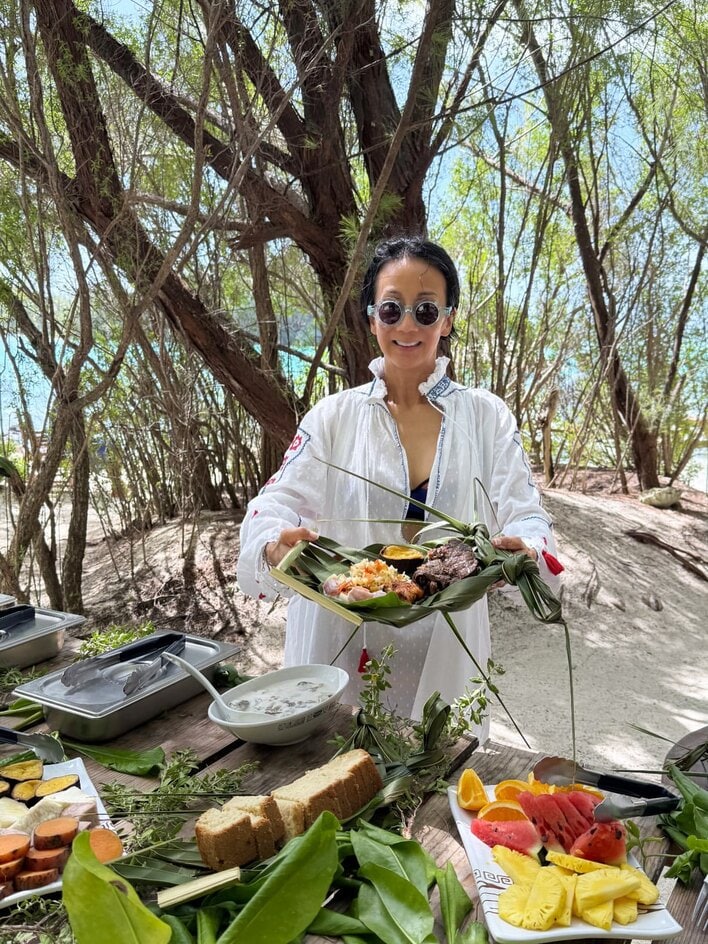 中村江里子 家族でタヒチの“海の中でピクニック”満喫ショット公開
