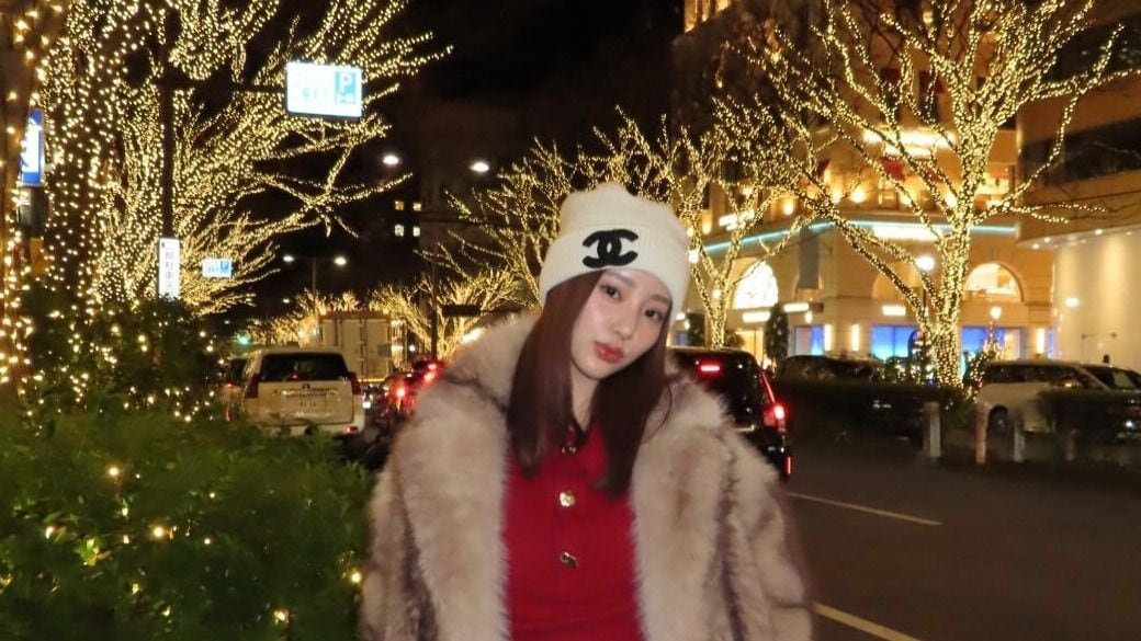 中町綾 ヘソ出し美脚コーデ披露！真っ赤なニット×モフモフコートに「街