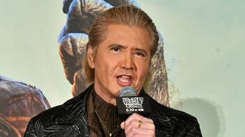 竹内力 伝統工芸品のオリジナル猿面をウェス・ボール監督にサプライズプレゼント！「300kgくらいあるんですよ」と冗談も