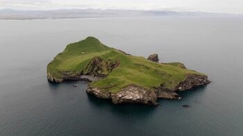 アイスランドの孤島・エリデイ島にある“世界一孤独な家”はパフィンの狩猟小屋だった！
