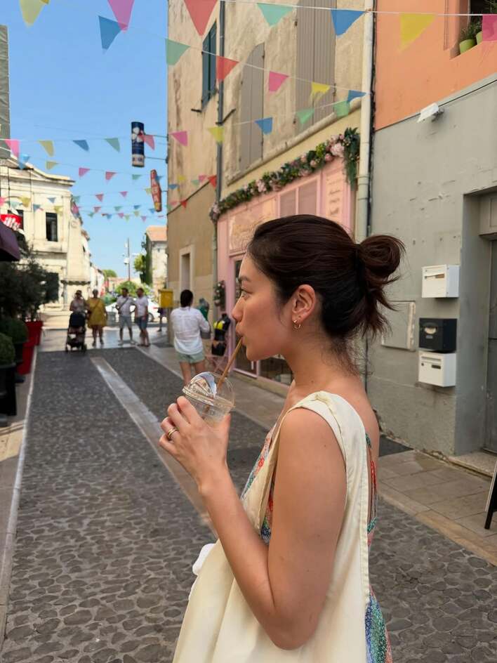 【画像18枚】「すてきすぎ！」筧美和子がナチュラルなコーデでフランス旅を満喫しているおしゃれショットを見る
