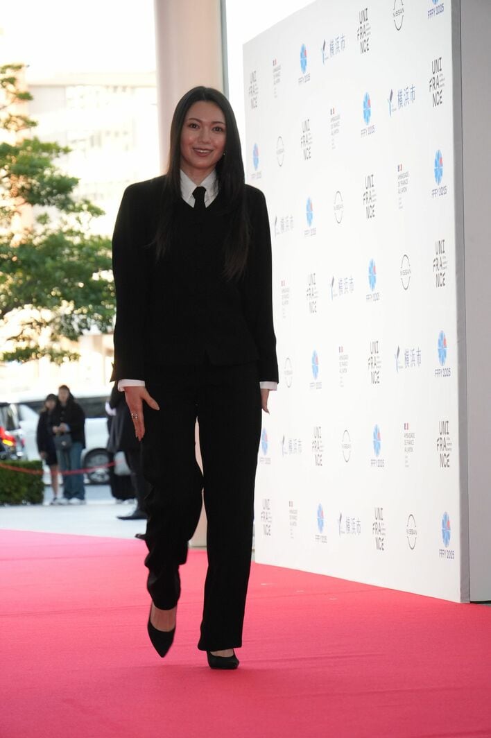 二階堂ふみ 黒のシックなパンツスタイルでレッドカーペットに登場