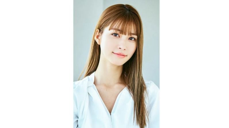 めるる 初LAで海外ガールに！黒のミニワンピ＆前髪なしヘアを