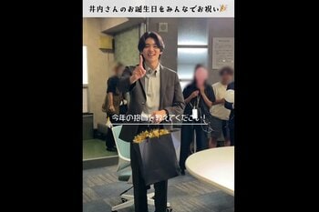 “ブンレッド”井内悠陽の21歳を森川葵・藤井流星らがお祝い！SNSには「悠陽くんの笑顔がめちゃくちゃかわいい」の声『スティンガース』