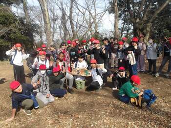 【相模川自然の村野外体験教室】小学５年生による手作り山頂標識を津久井城山山頂に設置！