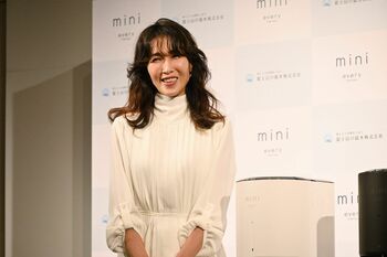 工藤静香 春らしい白ワンピでイベントに登場！「かわいく撮ってくださいね」と取材陣におねだり