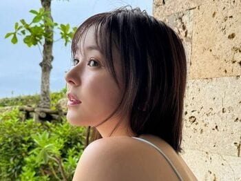 久間田琳加  沖縄の海ではしゃぐショット公開　肩を出したミニスカワンピ姿に「スタイル良すぎる」と驚きの声