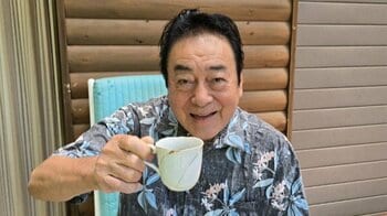 豪華別荘公開！高橋英樹 大自然に囲まれた広々ベランダで色とりどりの優雅な朝食楽しむ姿に「本当の贅沢な生活」「豪華なお食事ですね」