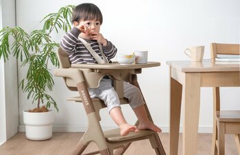 ワンタッチ調整できるベビーチェアに木目調モデル登場！体格に合わせてサッと調整可能で、お部屋に自然に調和