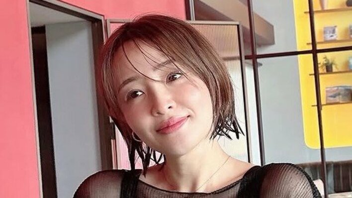 【画像11枚】「スタイル良すぎる」大沢あかね 韓国での黒水着ショット＆“まるで美術館”なホテルを満喫する様子を見る