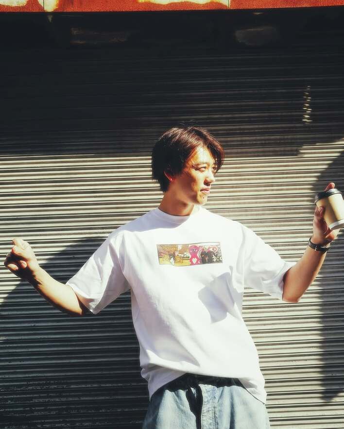 【画像10枚】「こんな普通に新宿いるの？」変装なしで新宿にたたずむ竹内涼真などプライベートショットを見る