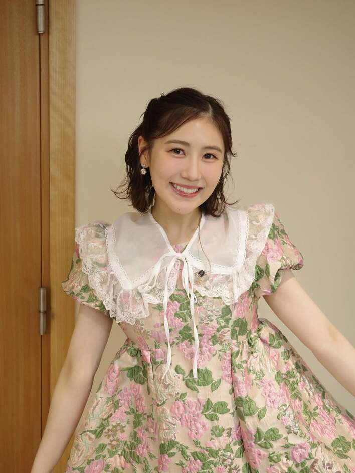西野未姫 花柄ワンピ＆赤チェックの王道アイドル衣装オフショを披露
