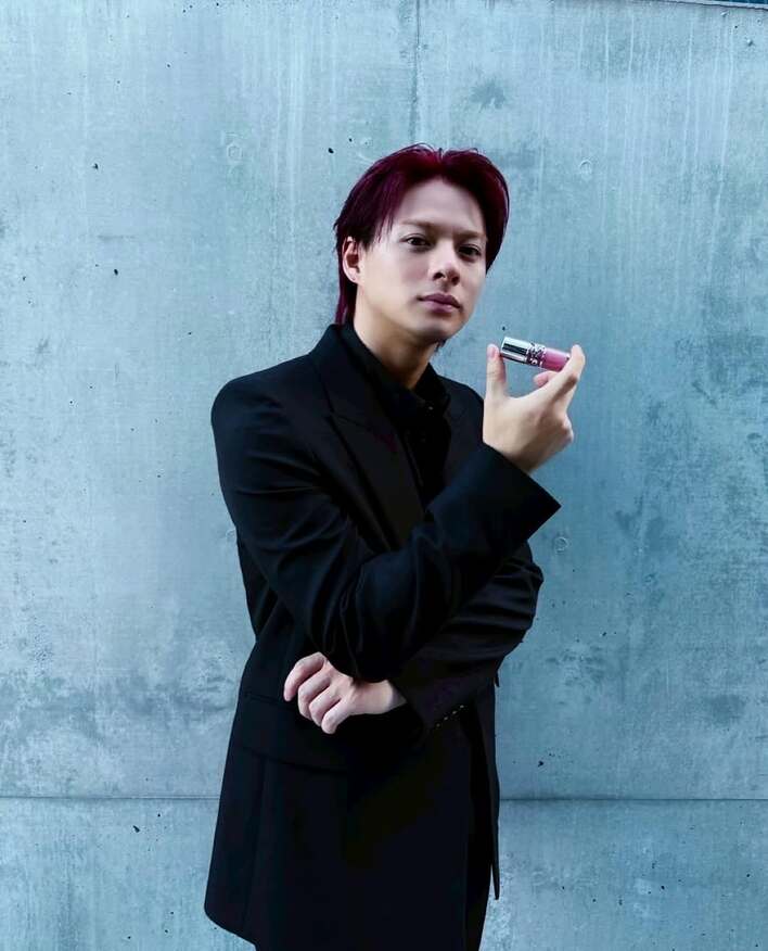 はい、恋♡」平野紫耀 赤髪×黒スーツの“バチイケ”ショット披露！ふと