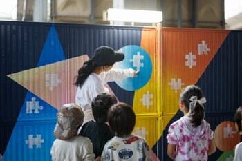 地域の想いをパズルのピースに。親子で仕上げたカラフルなフェンスアートがコトニア赤羽に登場！