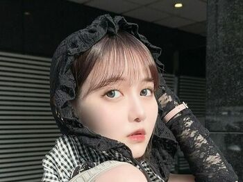 佐藤ノア　シックなノースリーブワンピースコーデを披露　真っ白陶器肌の秘密も明かす