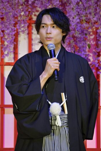 松村北斗、高校時代は“リアル二宮金次郎”「常に教科書を開いている学生時代でした」