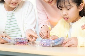 【調査結果】7割以上の小学生がシール集めに熱中！シール帳を持っている小学生の9割、中学生の7割近くがシール交換も楽しむ