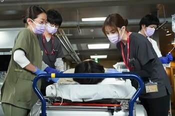 朱羅（松本若菜）はホームレスのタツさん（マキタスポーツ）を診察！一方、ある青年（矢野聖人）が運ばれてきて…『Dr.アシュラ』第10話予告