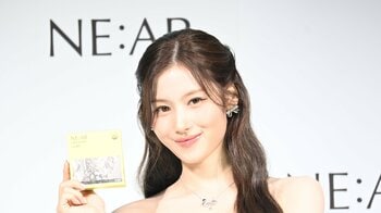 TWICE・サナ タイトなミニ丈の白ドレスで美脚を披露！最近は“イチゴジャムパン”に夢中 スタイル維持法は？『NE:AR（ニアル）』ブランド説明会に登場