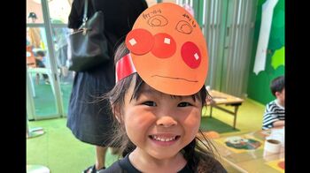 「笑いを分かってるな」1歳のおてんば娘がクッションに向かって大胆な行動に！？思わず無限リピしたくなる姿に注目【激かわキッズ奇跡の瞬間】