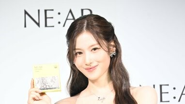 TWICE・サナ タイトなミニ丈の白ドレスで美脚を披露！最近は“イチゴ