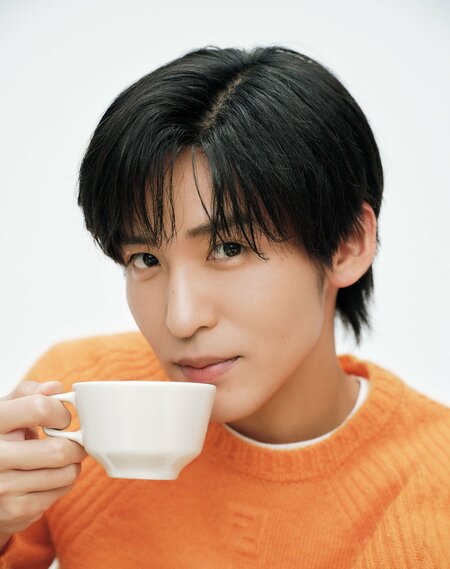 “めめの朝”にキュン！「一緒にソファで寝ています」愛犬との秘話も Snow Man 目黒蓮が『ESSE』表紙にカムバック