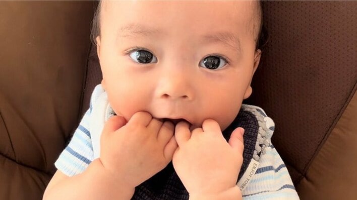 「切り替えが速い」大好きなミルクを目の前にした1歳男の子 瞬時におしゃぶりをポイッ！迷いのない姿に「いい投げっぷり」「可愛いの天才」【激かわキッズ奇跡の瞬間】