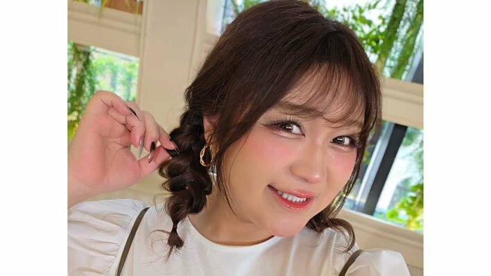りんごちゃん “平成ガングロギャル”姿で雰囲気ガラリ！ミニ丈の制服姿でポーズを決めるノリノリな様子に「似合いすぎ！」