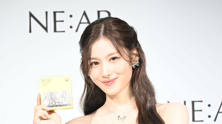 TWICE・サナ タイトなミニ丈の白ドレスで美脚を披露！ヘルシーボディ際立つ装いで『NE:AR（ニアル）』ブランド説明会に登場