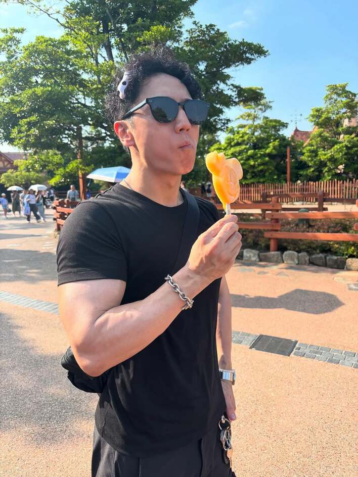 【画像9枚】コロチキ西野「リアルガストン」と話題のマッスルポーズをした写真を見る
