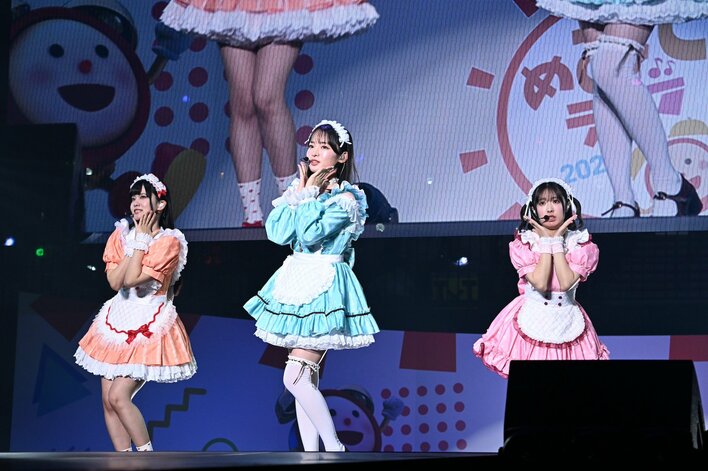 【写真12枚】キュートなステージを見せたAiScReamのライブ写真＆舞台裏ショットを見る