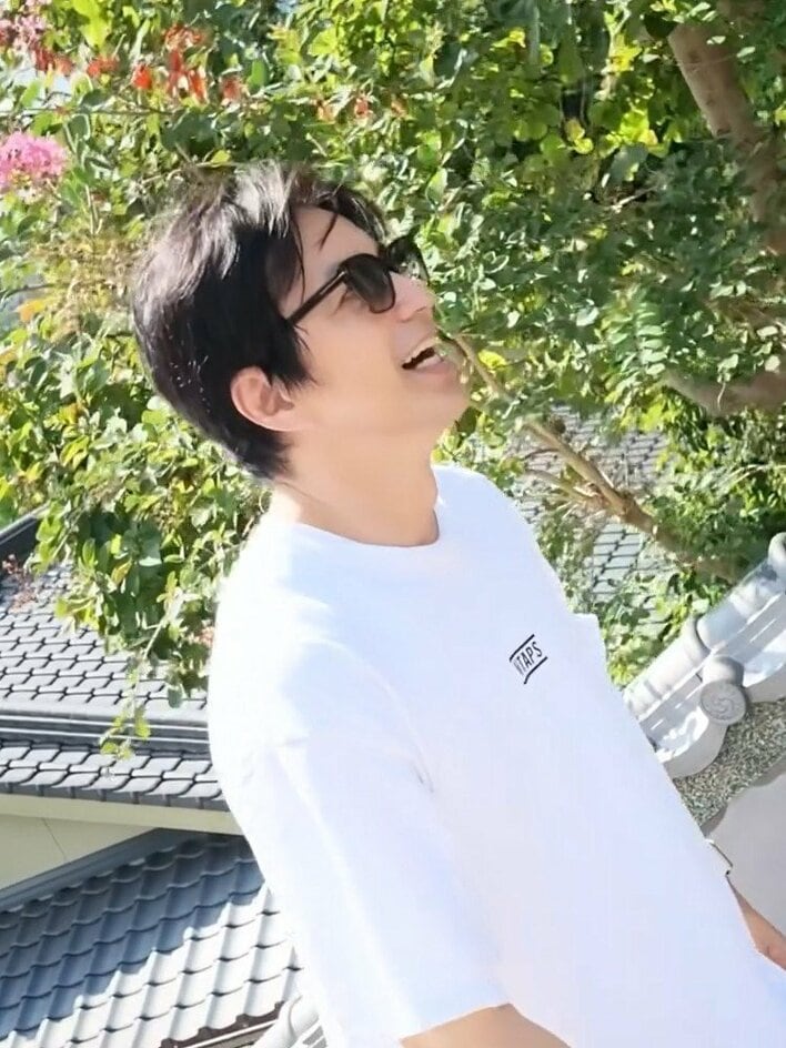 大沢たかお “笑顔眩しい”白Tシャツ姿の爽やかショット公開！路面電車を