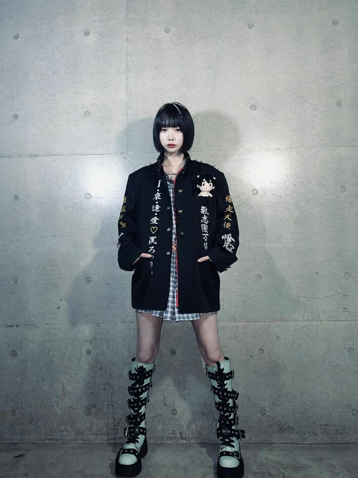 愛脳」と書いて“あの”！？あのちゃんトゲトゲ学ラン×ミニスカロング