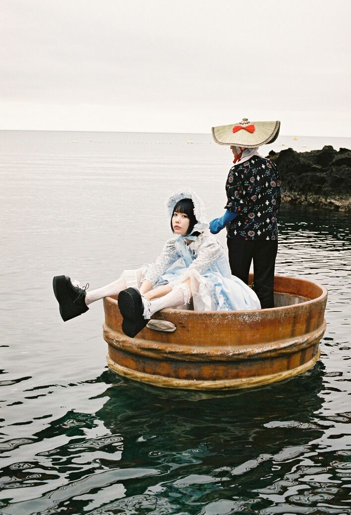 先行カット解禁】あのちゃんロリータファッションで“たらい舟”に