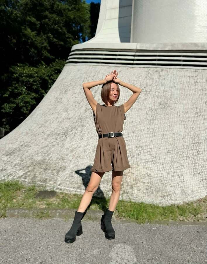 体型変わらないの凄い」3児の母・鈴木亜美(43) 美脚スラリのミニ丈私服