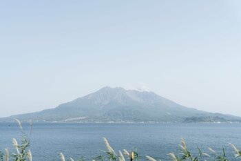 旅行系スタートアップの「Deeper Japan」が九州エリアの体験商品を大幅拡充。世界三大織物"大島紬"を織り継ぐ織元と、好奇心あふれる世界中の旅行者をつなぐ。