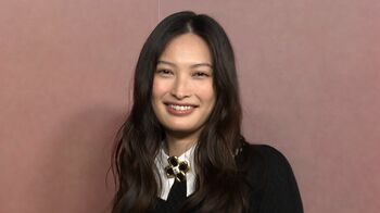 大政絢　春らしいラフな姿で愛犬との密着ショットを公開　サングラスかけたクールな姿に「絢ちゃんめっちゃきれい！」の声