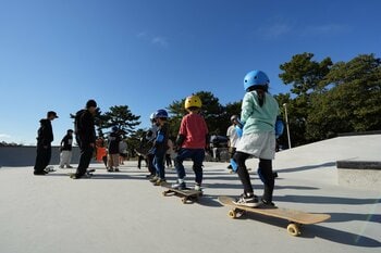 豊中・服部緑地のスケートパークで「THE ART PARK IN TOYONAKA」9/26開催｜スケートボード初心者体験会は無料