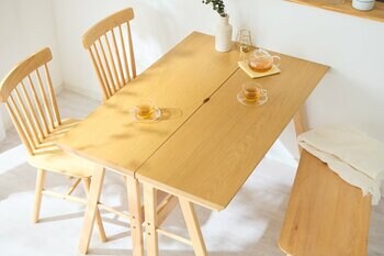 1台でデスクにも食卓にも。奥行き40cmのスリム天然木テーブルが、リコメン堂に登場。連結で最大5人掛けにも対応する多用途設計で、新生活の限られたスペースを活かす。