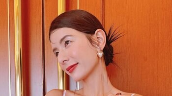 「眩しいほどに輝いてる」スザンヌ オフショルワンピで美肩×美デコルテを披露！神戸を訪れ「外し忘れて…」とおちゃめな一面も明かす