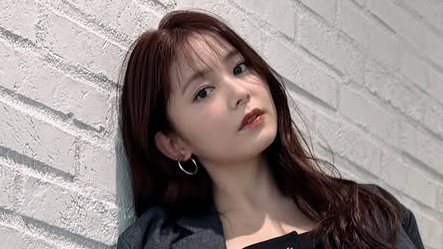 久間田琳加 ミニ丈ワンピの美脚ショット公開！ジャケットを肩に掛けた秋を感じる大人っぽいコーディネートに「半端ない！！」