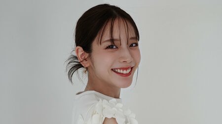 第1子妊娠中・貴島明日香 “ふっくらしてきたお腹”のマタニティショット公開！真っ白コーデの幸せあふれる姿に「すごく良い笑顔」