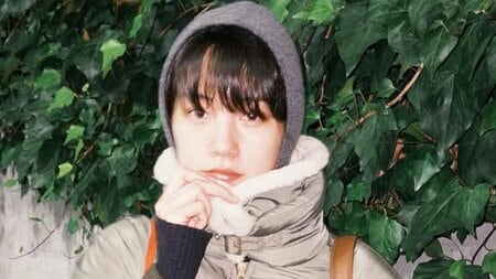 「誰もが好きになる」のん 丸メガネ×黒ニットのランチオフショット披露！カフェでサンドイッチをパクリ…愛らしい表情に「雷打たれた」